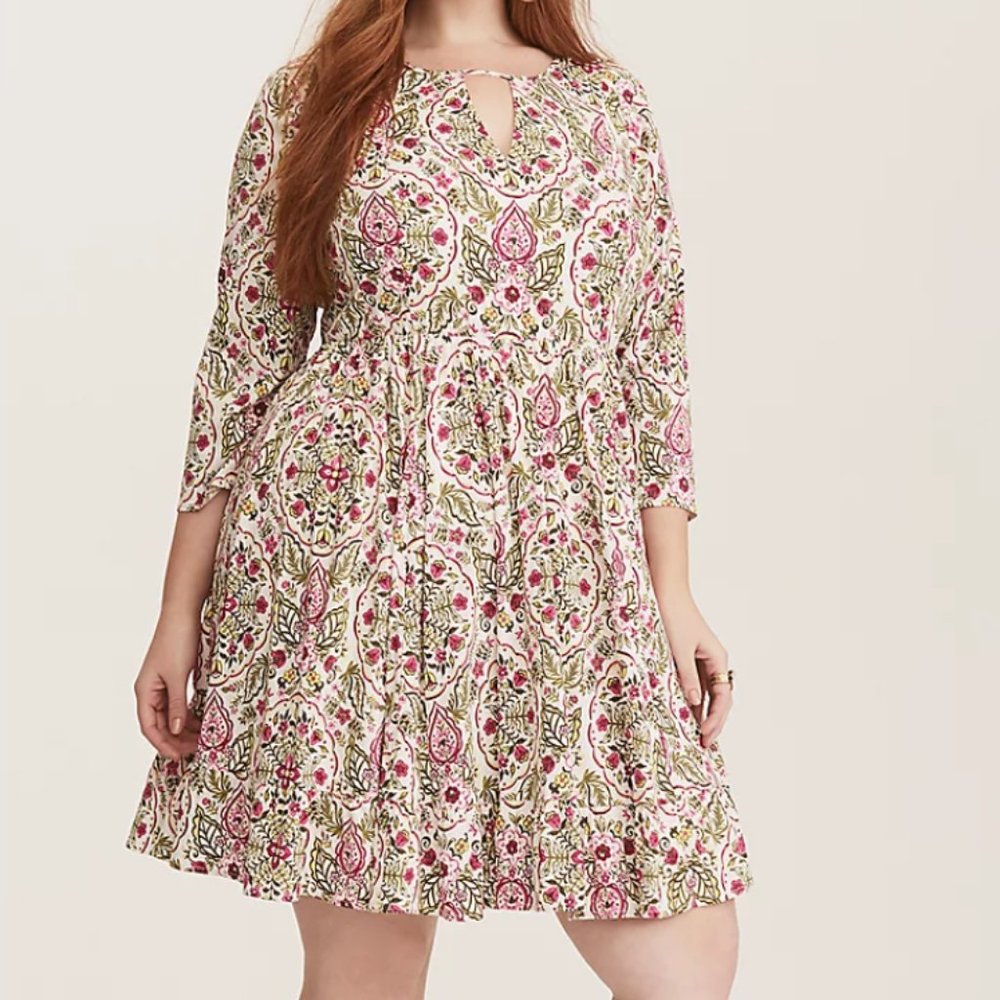 Torrid 5 IVORY FLORAL with Pink and Green spring dress